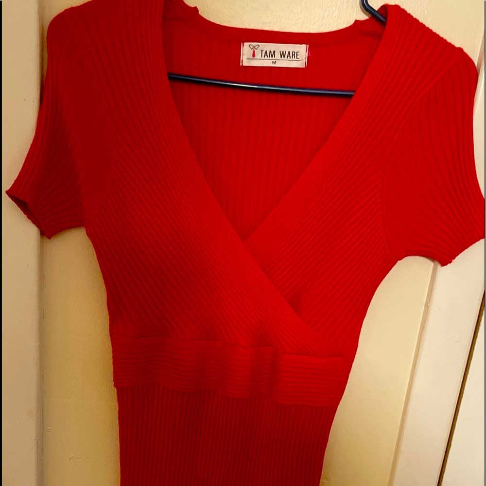 Beautiful red bodycon mid dress.